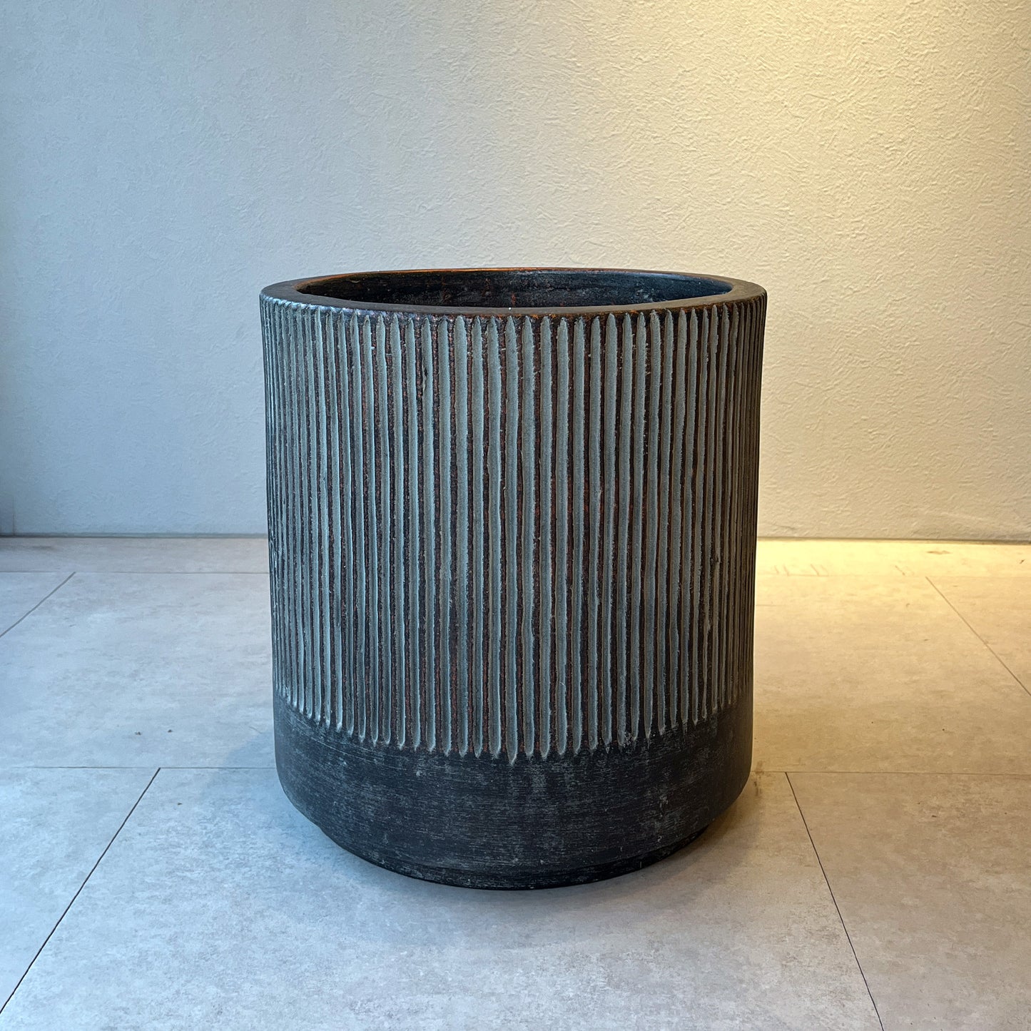 チャコールストライプポット_メイン画像