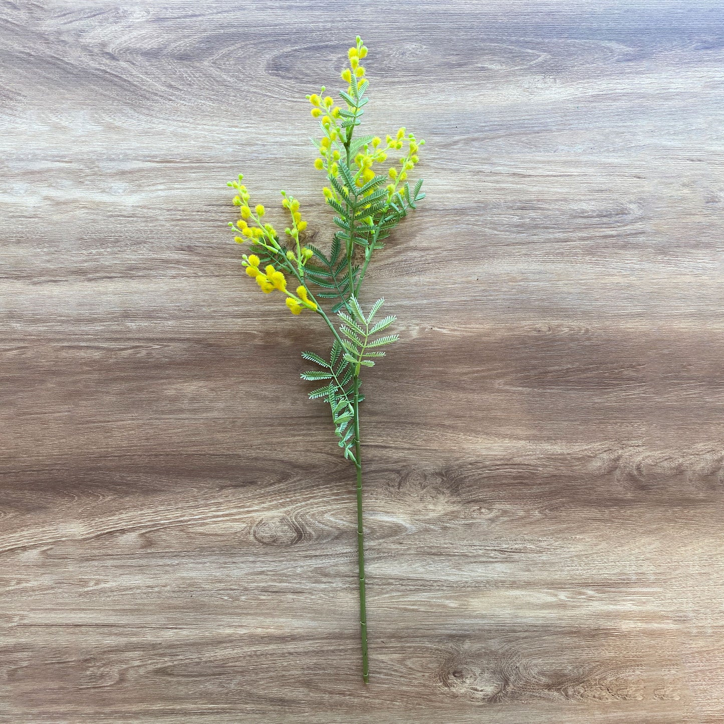 ミモザ künstlicheの全体写真。全長54cm、ふさふさとした花が特徴のリアルなアーティフィシャルフラワー。
