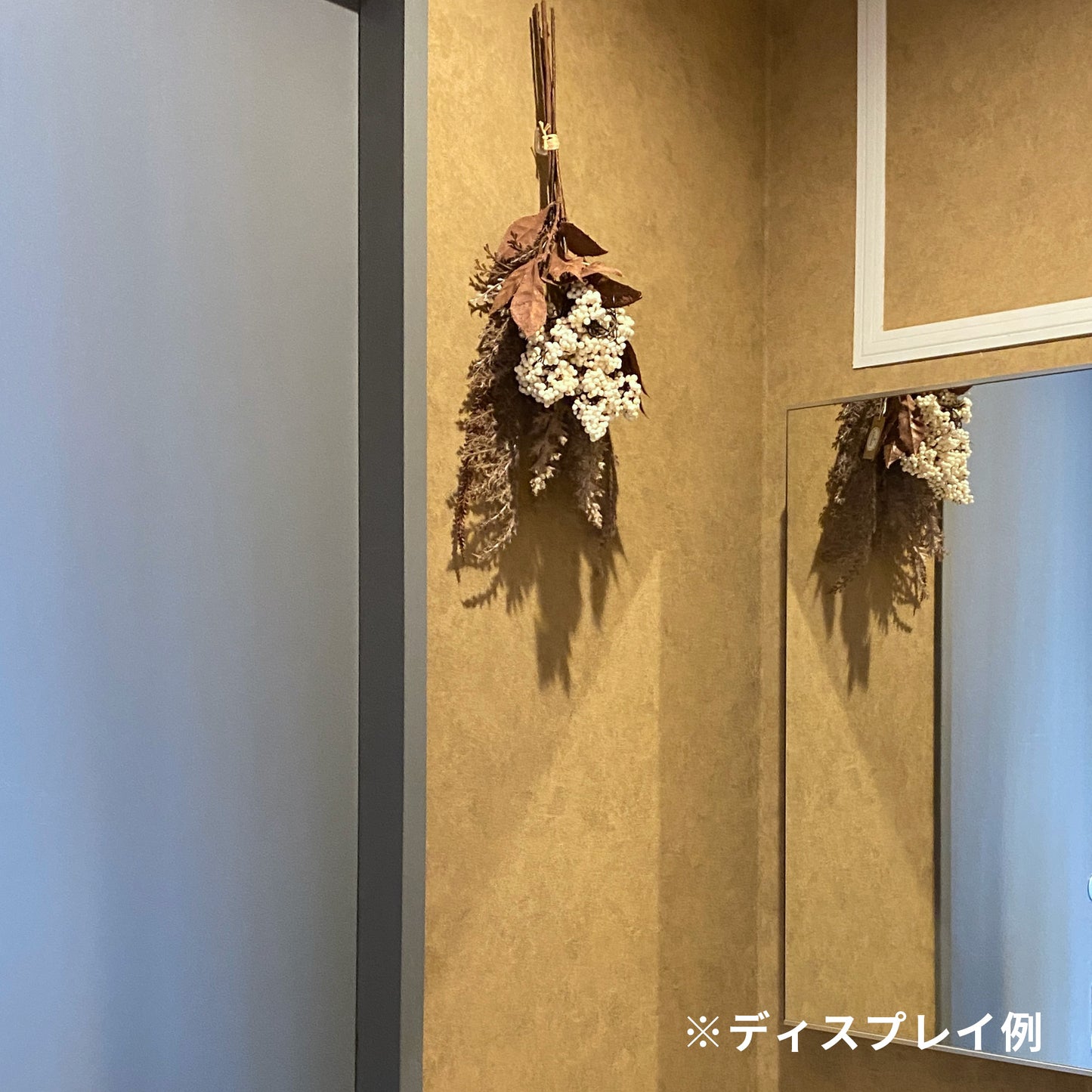 パンパスミックススワッグ künstlicheの使用例。壁に飾ってエレガントな空間を演出しています。