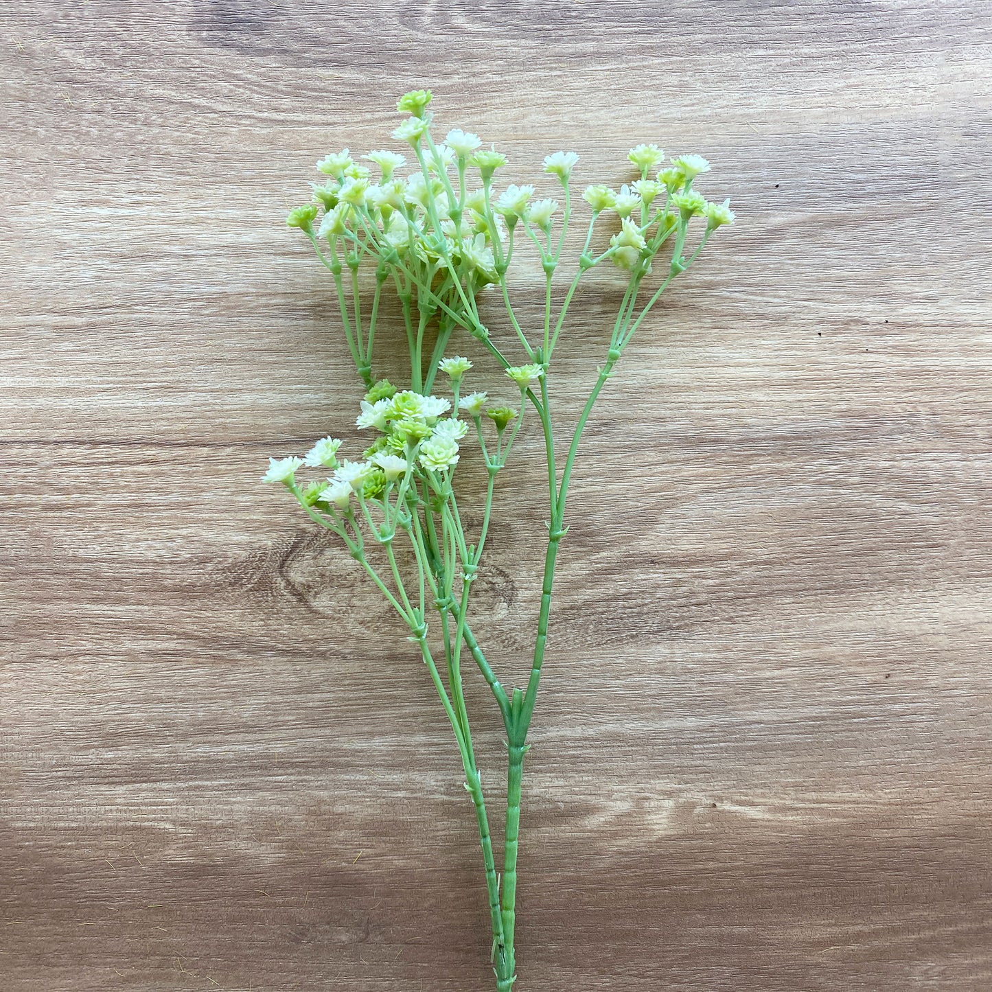 カスミソウ künstlicheの花のアップ。リアルな質感と細やかなディテールが魅力。
