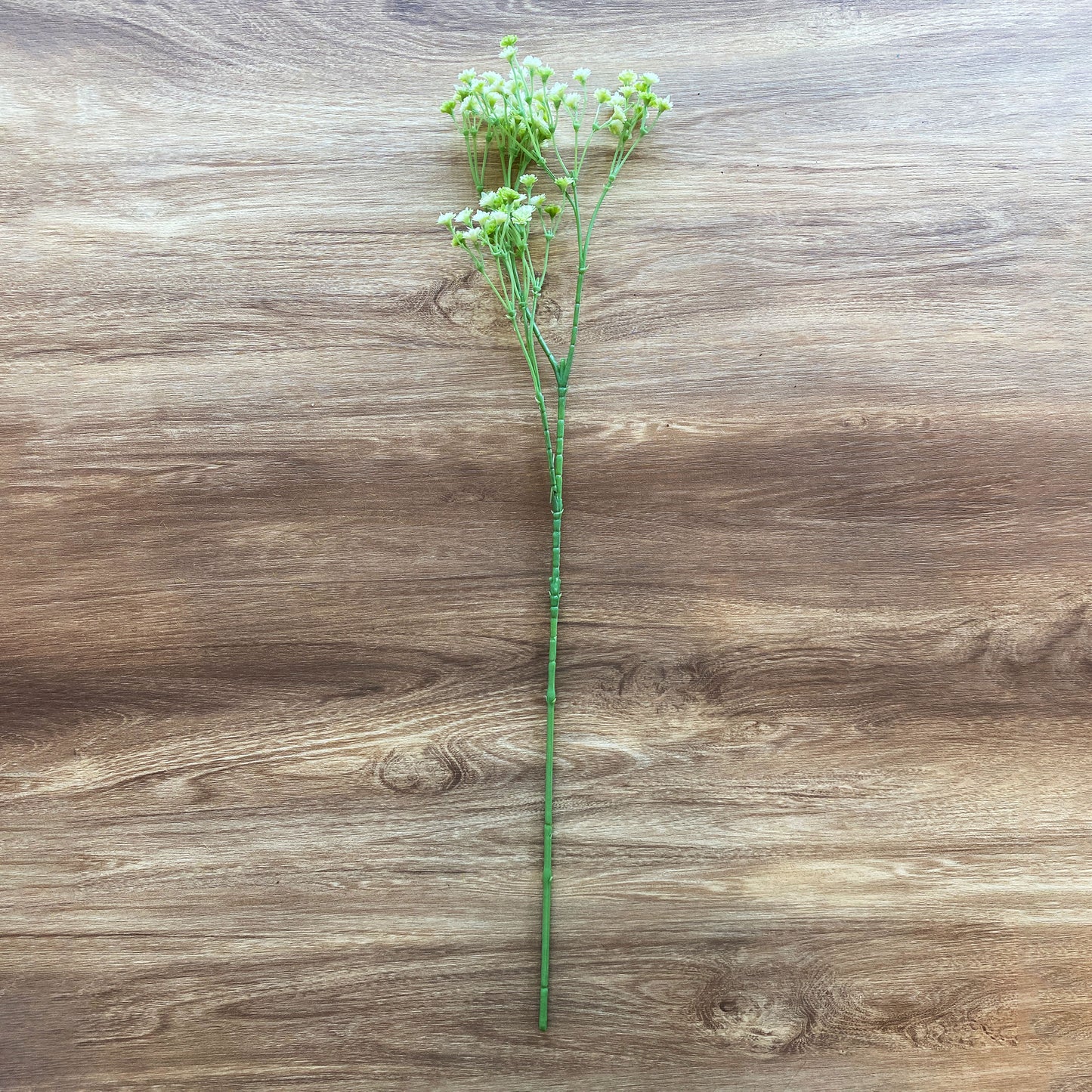 カスミソウ künstlicheの全体写真。全長52cm、繊細な白い小花が可憐なアーティフィシャルフラワー。