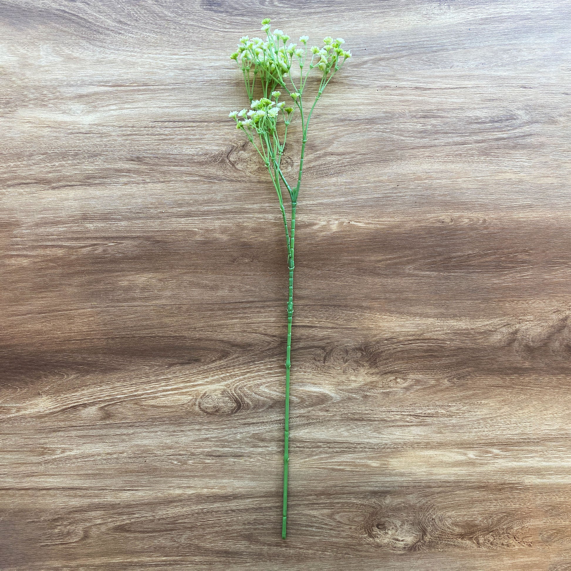 カスミソウ künstlicheの全体写真。全長52cm、繊細な白い小花が可憐なアーティフィシャルフラワー。