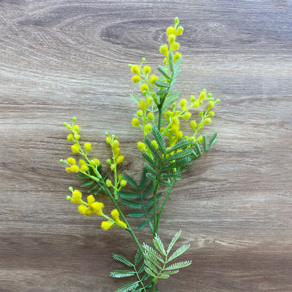 ミモザ künstlicheの花のアップ。鮮やかな黄色とふわふわの質感が春らしい印象を演出