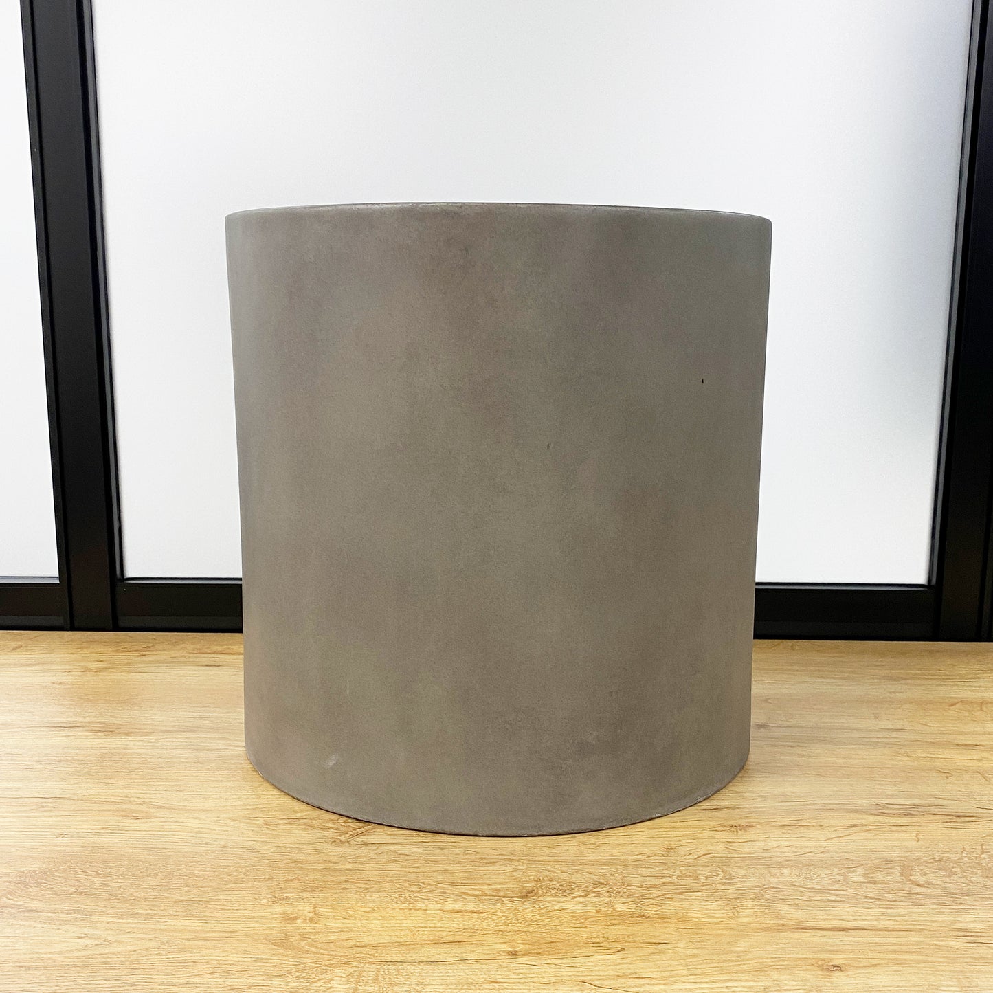 セメントシリンダーポットの全体画像。直径40cm×高さ40cmの大型鉢で、重厚感あるシンプルなデザイン。