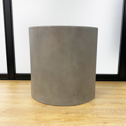 セメントシリンダーポットの全体画像。直径40cm×高さ40cmの大型鉢で、重厚感あるシンプルなデザイン。