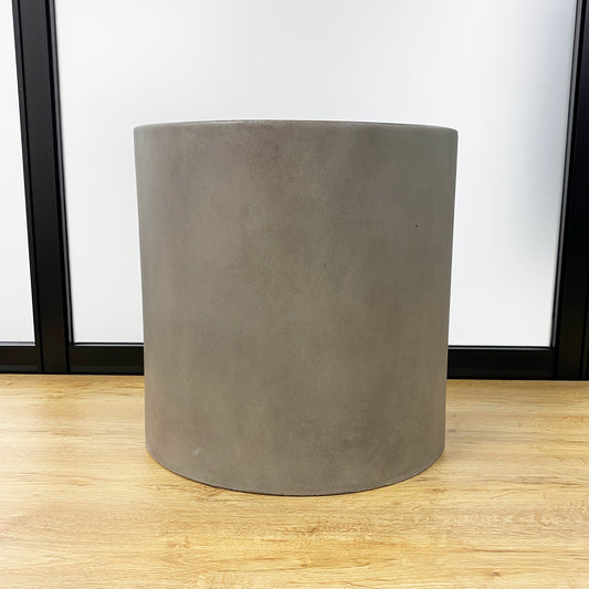 セメントシリンダーポットの全体画像。直径40cm×高さ40cmの大型鉢で、重厚感あるシンプルなデザイン。